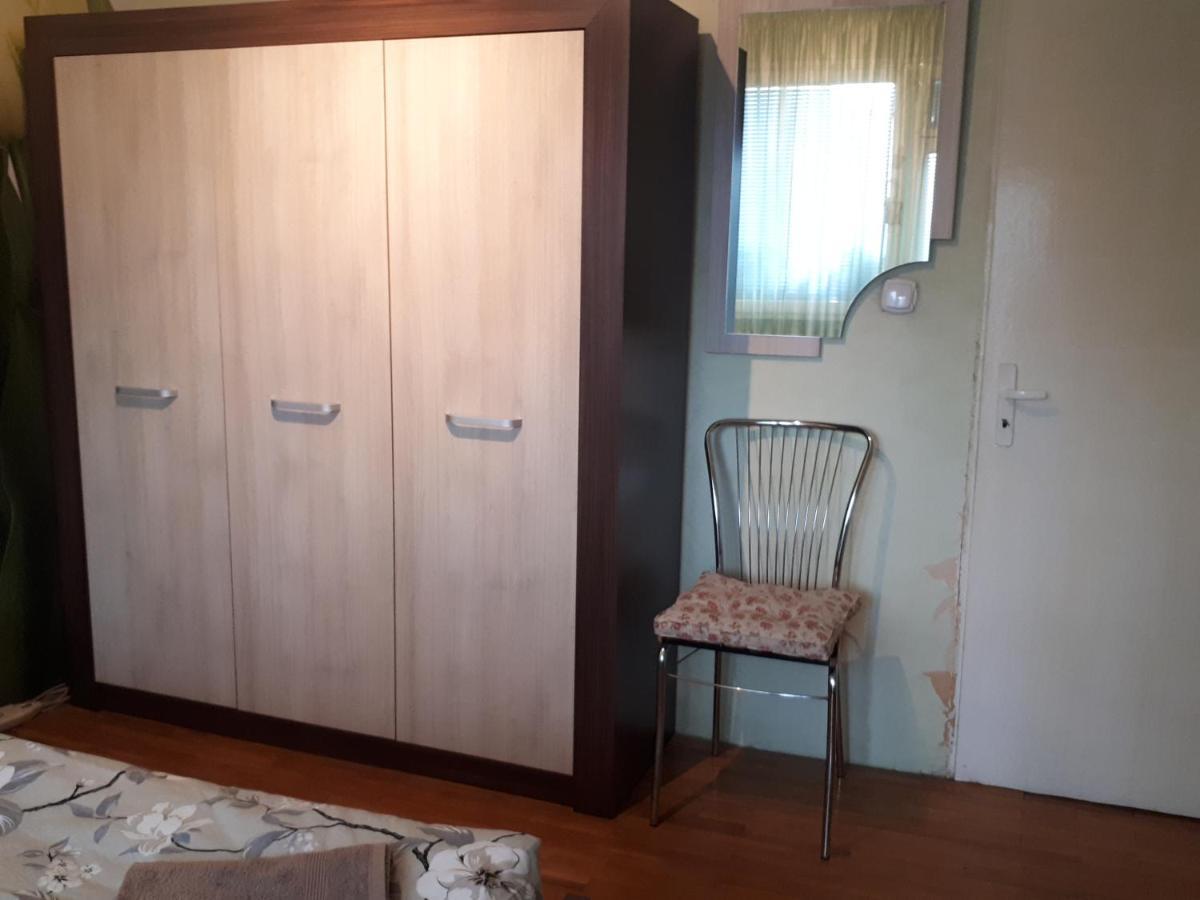 Homestay Tulips - Guest Close To The Airport, Free Street Parking