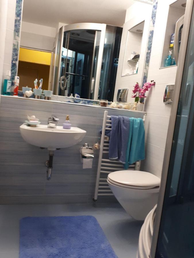 Homestay Tulips - Guest Close To The Airport, Free Street Parking